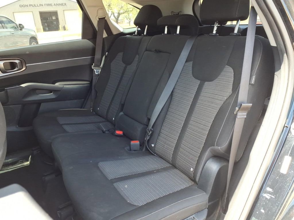 Used 2025 Kia Sorento LX image 17