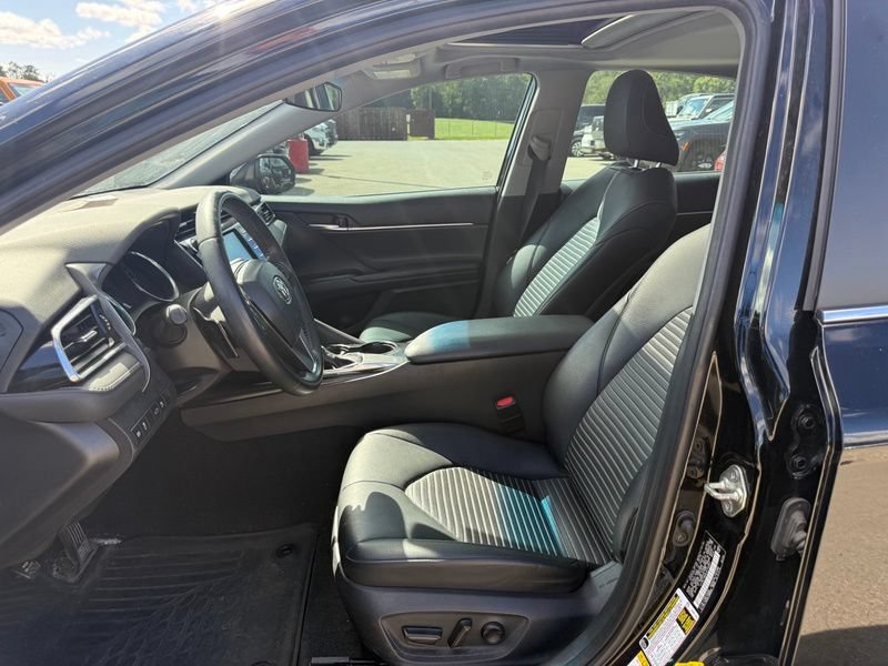 Used 2018 Toyota Camry SE w/ Moonroof Package FWD image 3