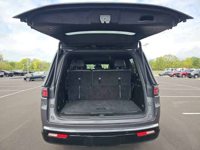 Used 2024 Jeep Wagoneer Series II w/ Flexible Seating Group image 10