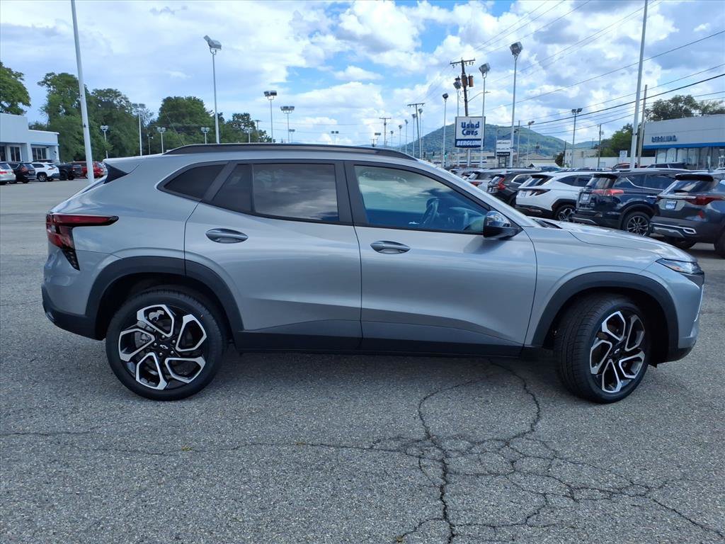 Used 2024 Chevrolet Trax RS w/ Sunroof Package FWD image 3