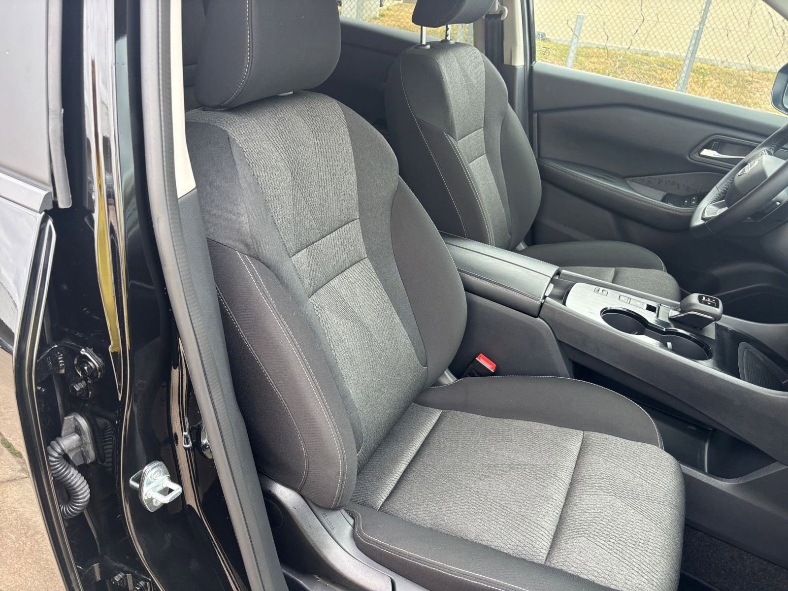 Used 2025 Nissan Rogue SV image 38