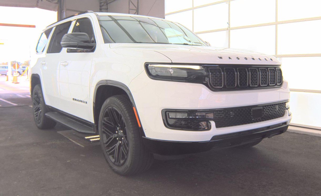 Used 2024 Jeep Wagoneer Series II AWD/4WD image 2