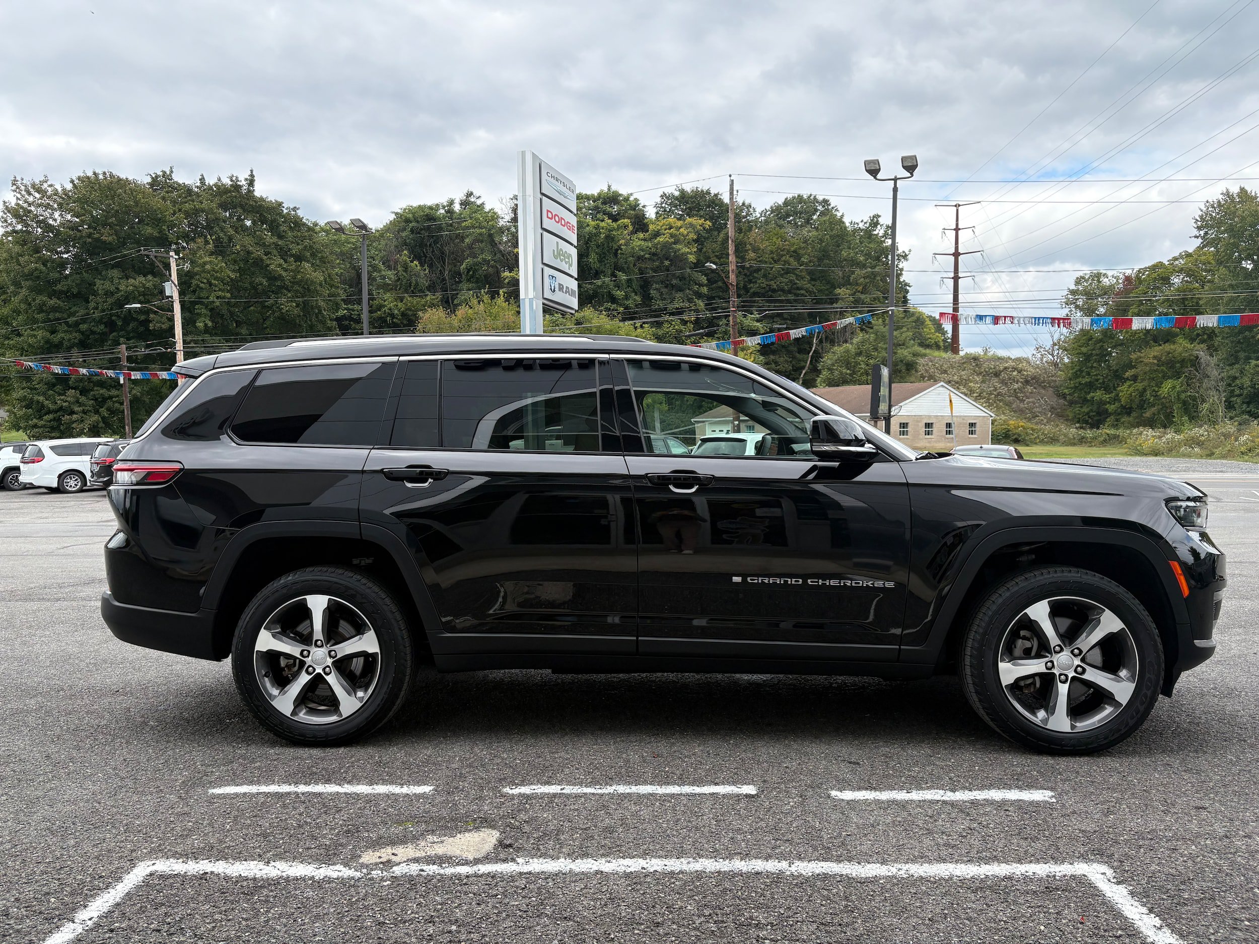 Used 2023 Jeep Grand Cherokee L Limited AWD/4WD image 6