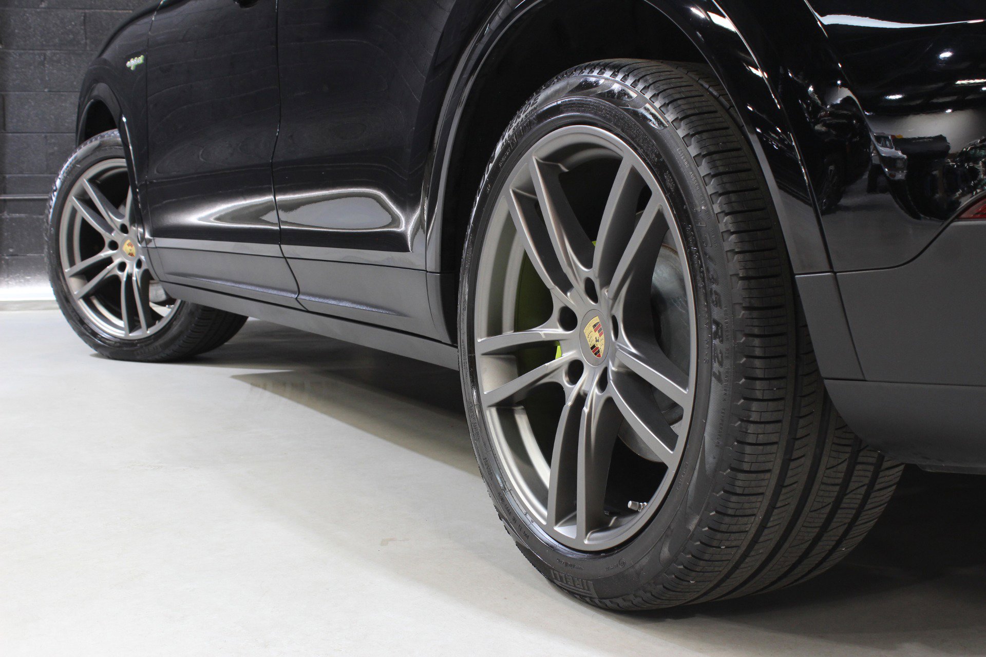 Used 2022 Porsche Cayenne E-Hybrid w/ Premium Package image 14