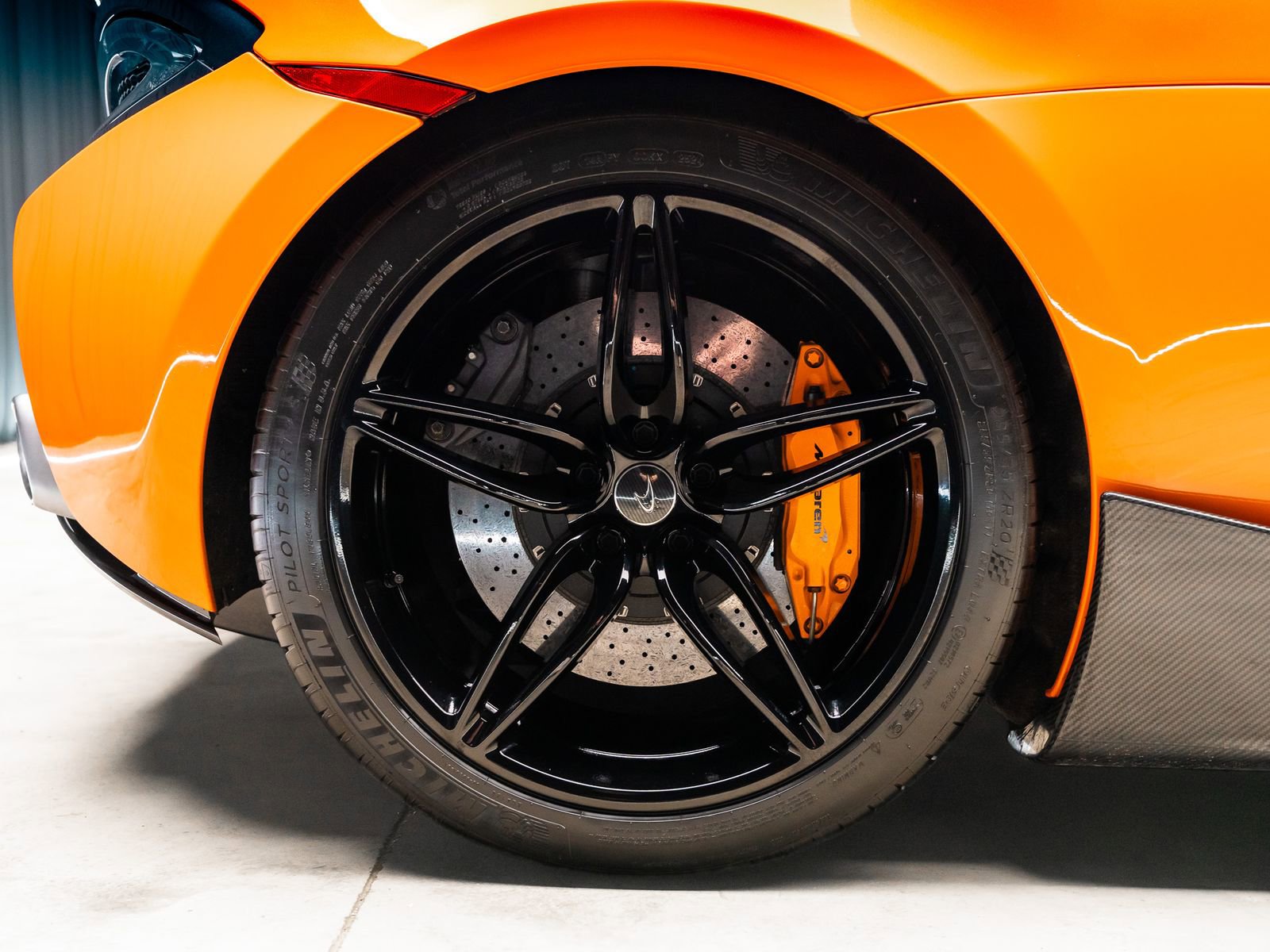 Used 2016 McLaren 570S Coupe RWD image 32