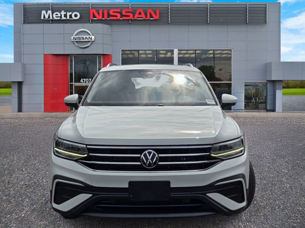 Used 2022 Volkswagen Tiguan SE w/ Panoramic Sunroof Package FWD image 2