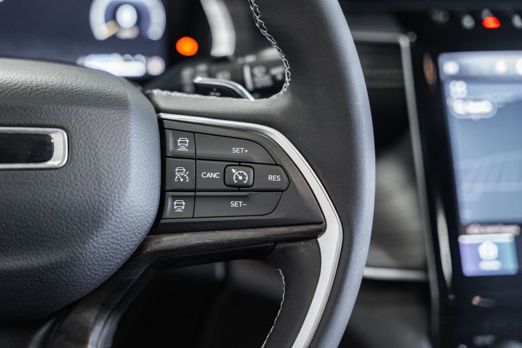 Certified 2023 Jeep Grand Cherokee Limited w/ Black Appearance Package image 31