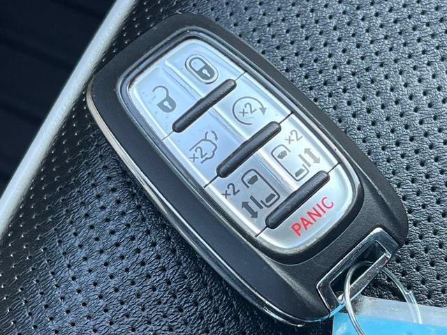 Used 2023 Chrysler Pacifica Limited FWD image 34