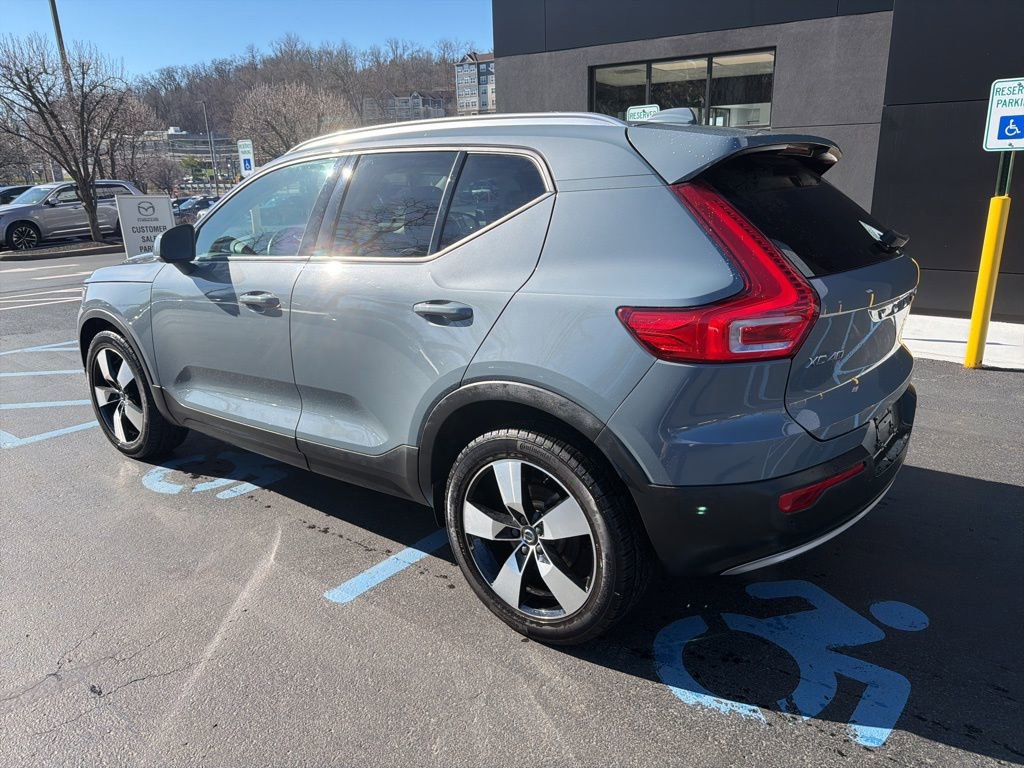 Used 2020 Volvo XC40 T5 Momentum w/ Protection Package Premier image 2