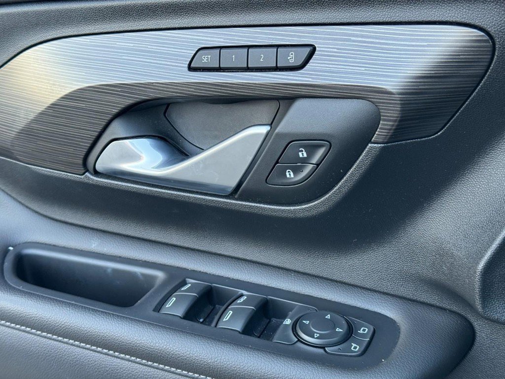 Used 2023 GMC Terrain SLT w/ Elevation Edition image 27