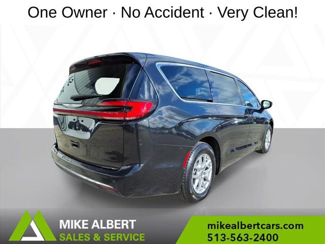 Used 2023 Chrysler Pacifica Touring-L FWD image 7