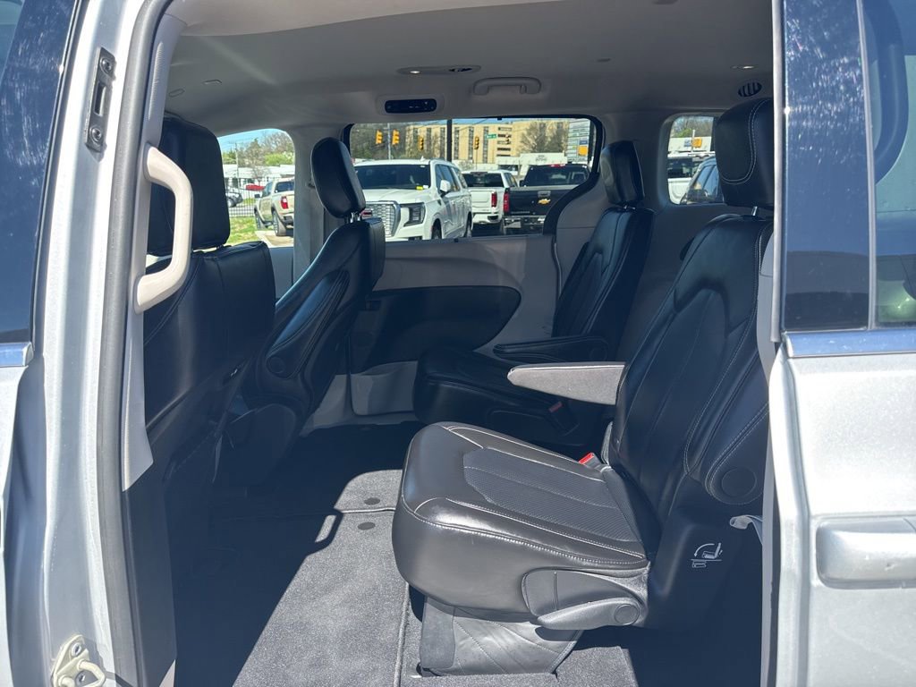 Used 2024 Chrysler Pacifica Touring-L image 25