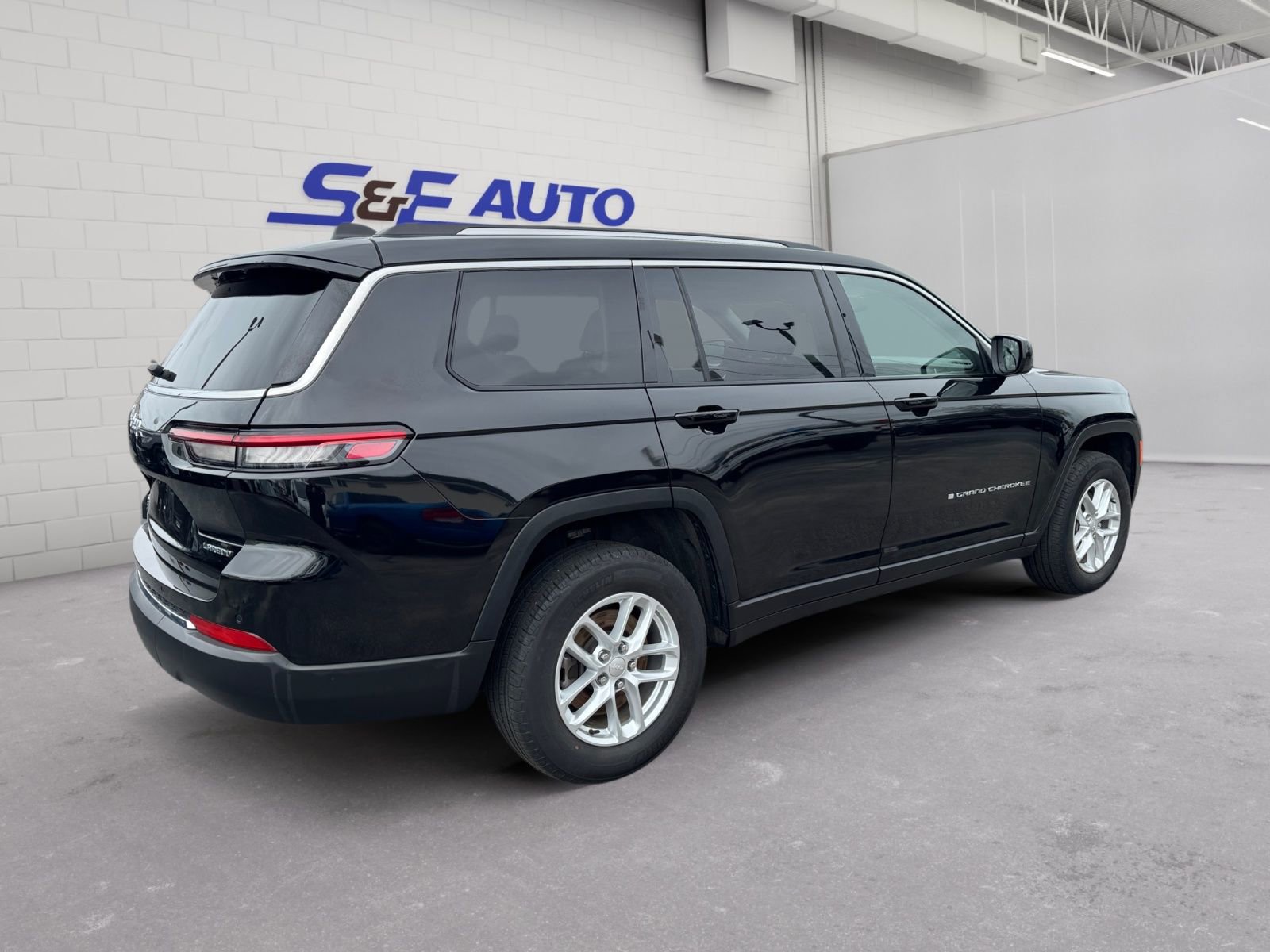 Used 2023 Jeep Grand Cherokee L Laredo w/ Luxury Tech Group I AWD/4WD image 4