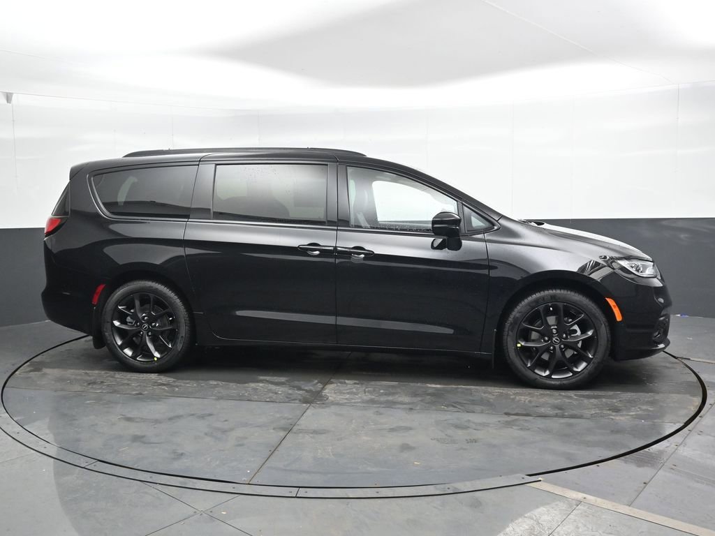 New 2026 Chrysler Pacifica Select image 3