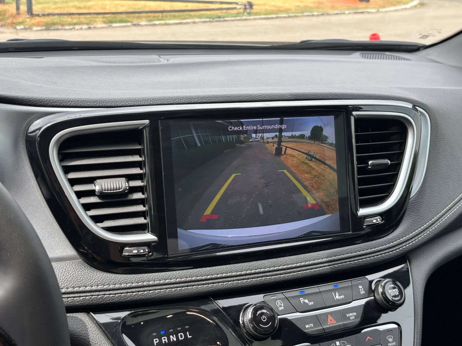 Used 2025 Chrysler Pacifica Limited FWD image 27