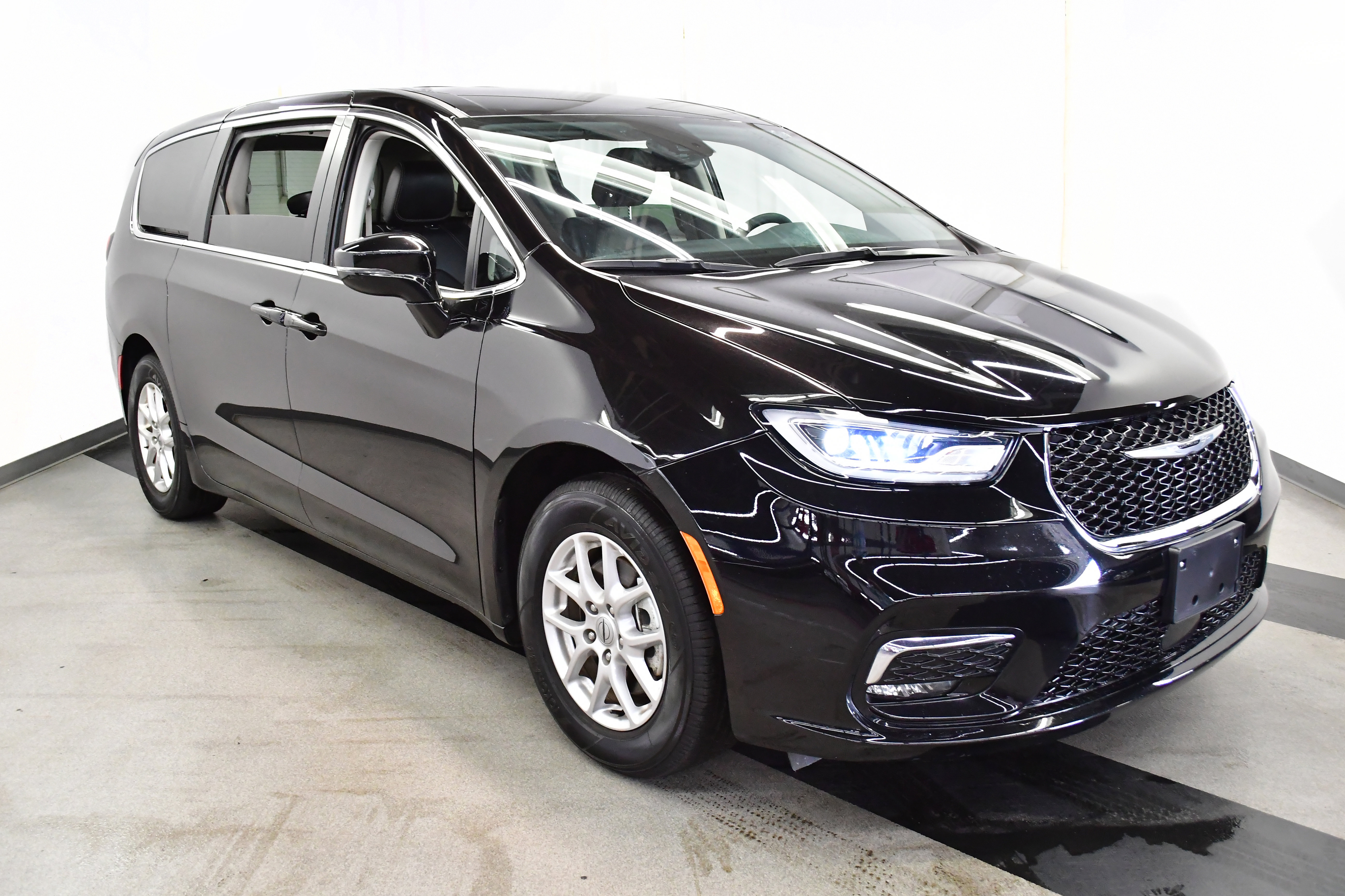 Used 2024 Chrysler Pacifica Touring-L image 3