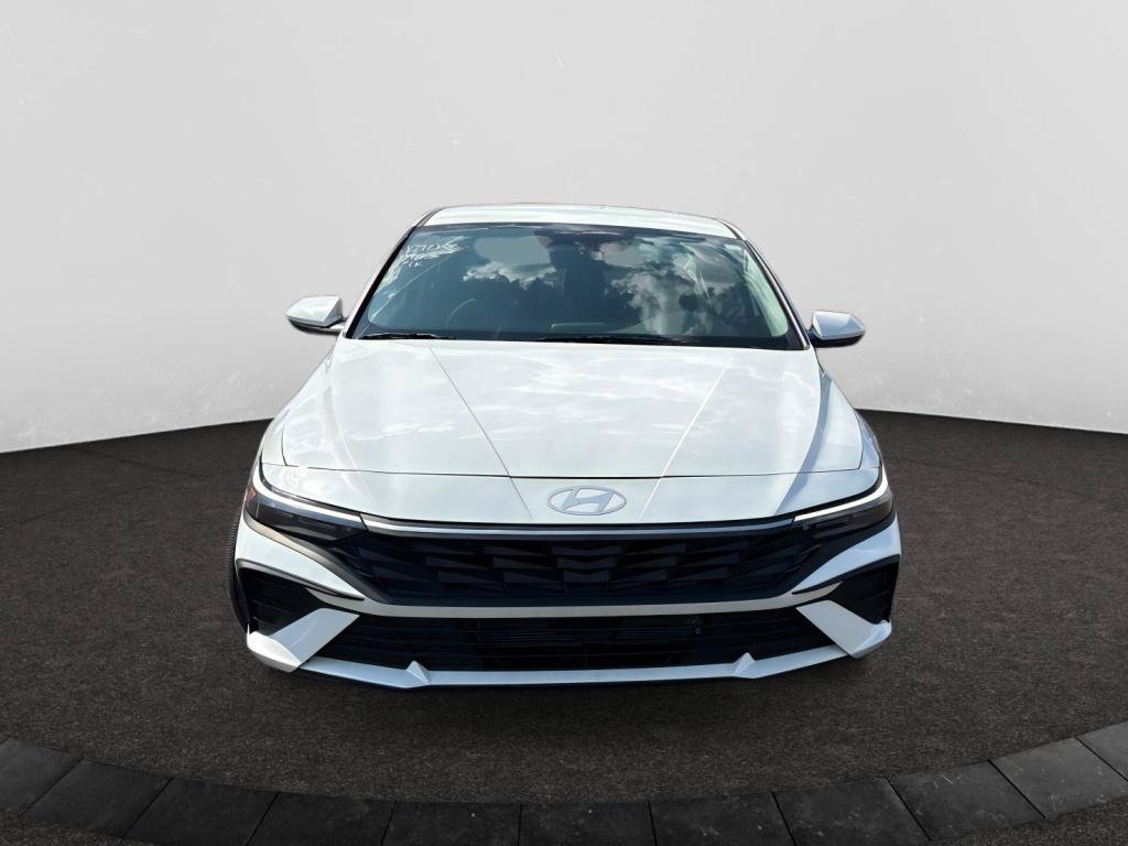 Used 2025 Hyundai Elantra Hybrid FWD image 2