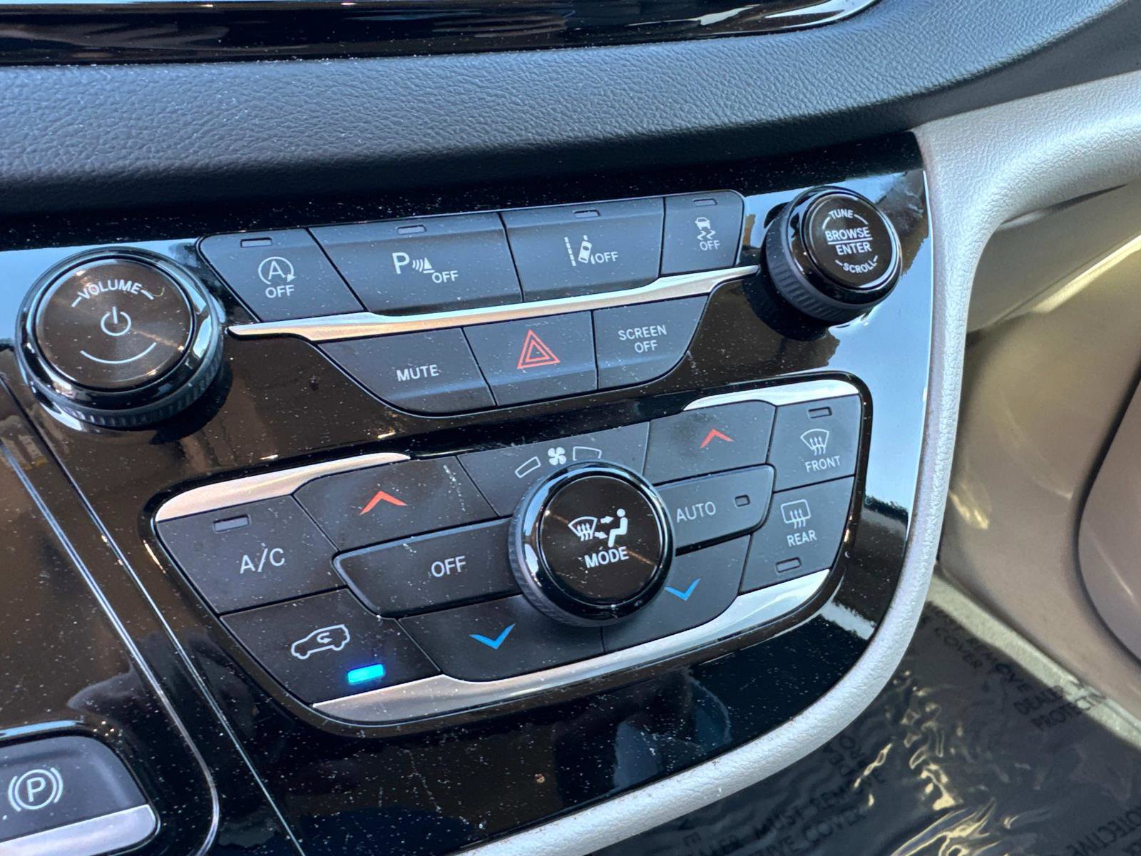 Used 2024 Chrysler Pacifica Touring-L image 23