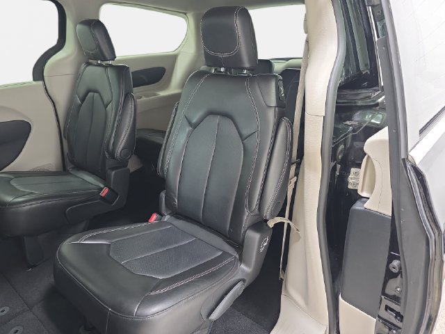 Used 2024 Chrysler Pacifica Touring-L FWD image 13