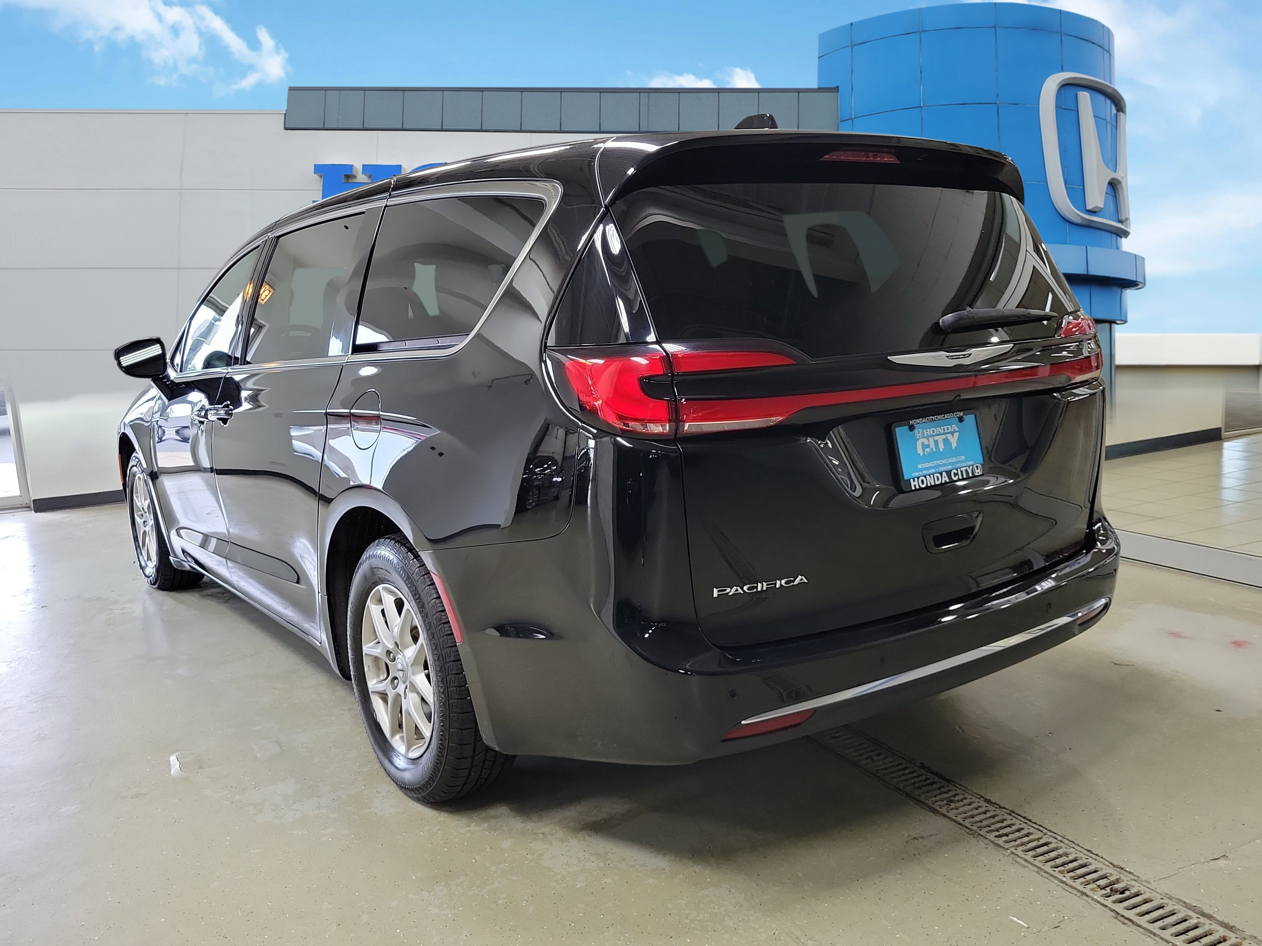 Used 2025 Chrysler Pacifica Select FWD image 4