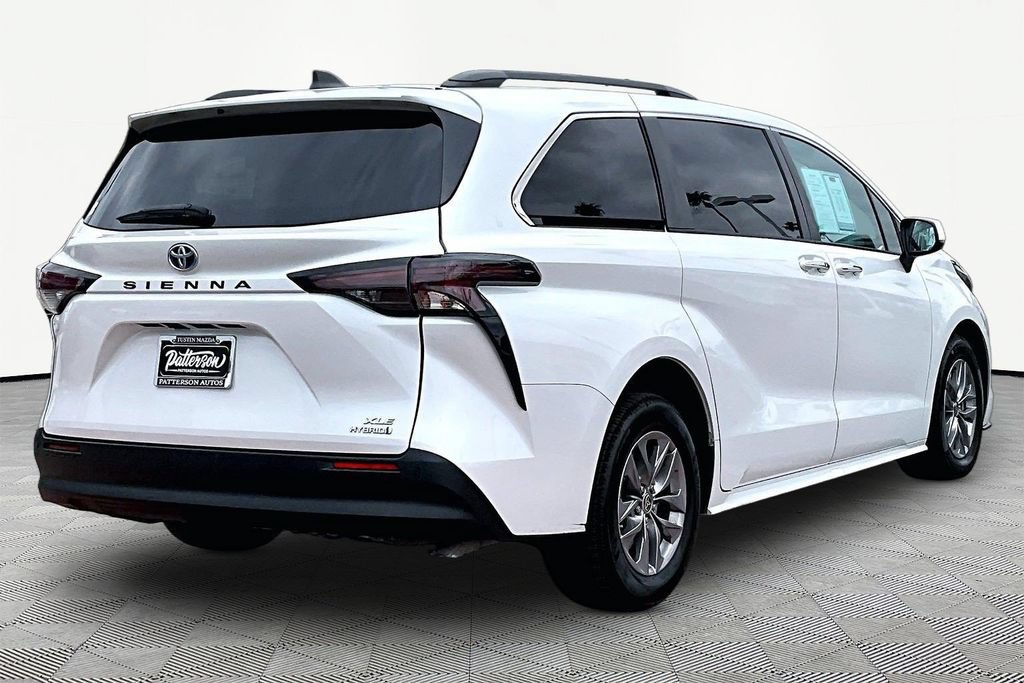 Used 2023 Toyota Sienna XLE FWD image 2