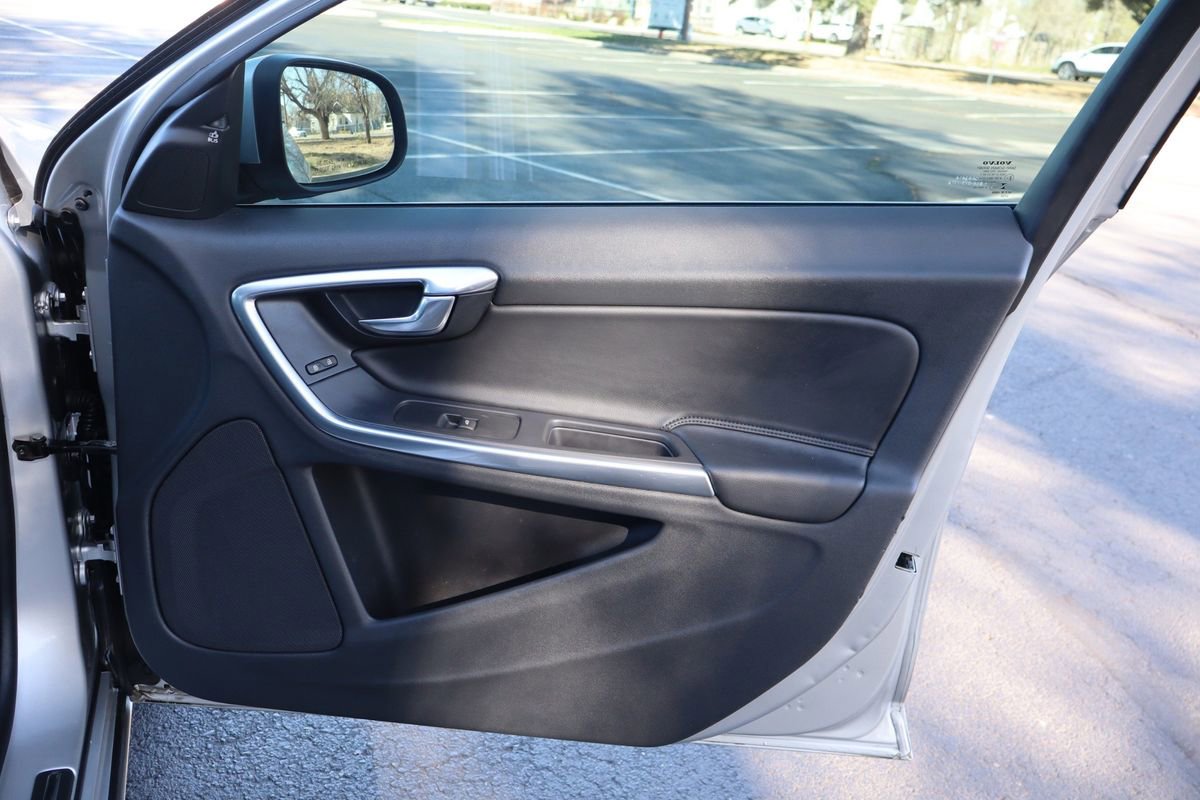 Used 2015 Volvo V60 T5 Platinum image 26