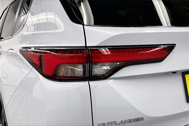Used 2024 Mitsubishi Outlander SE image 32