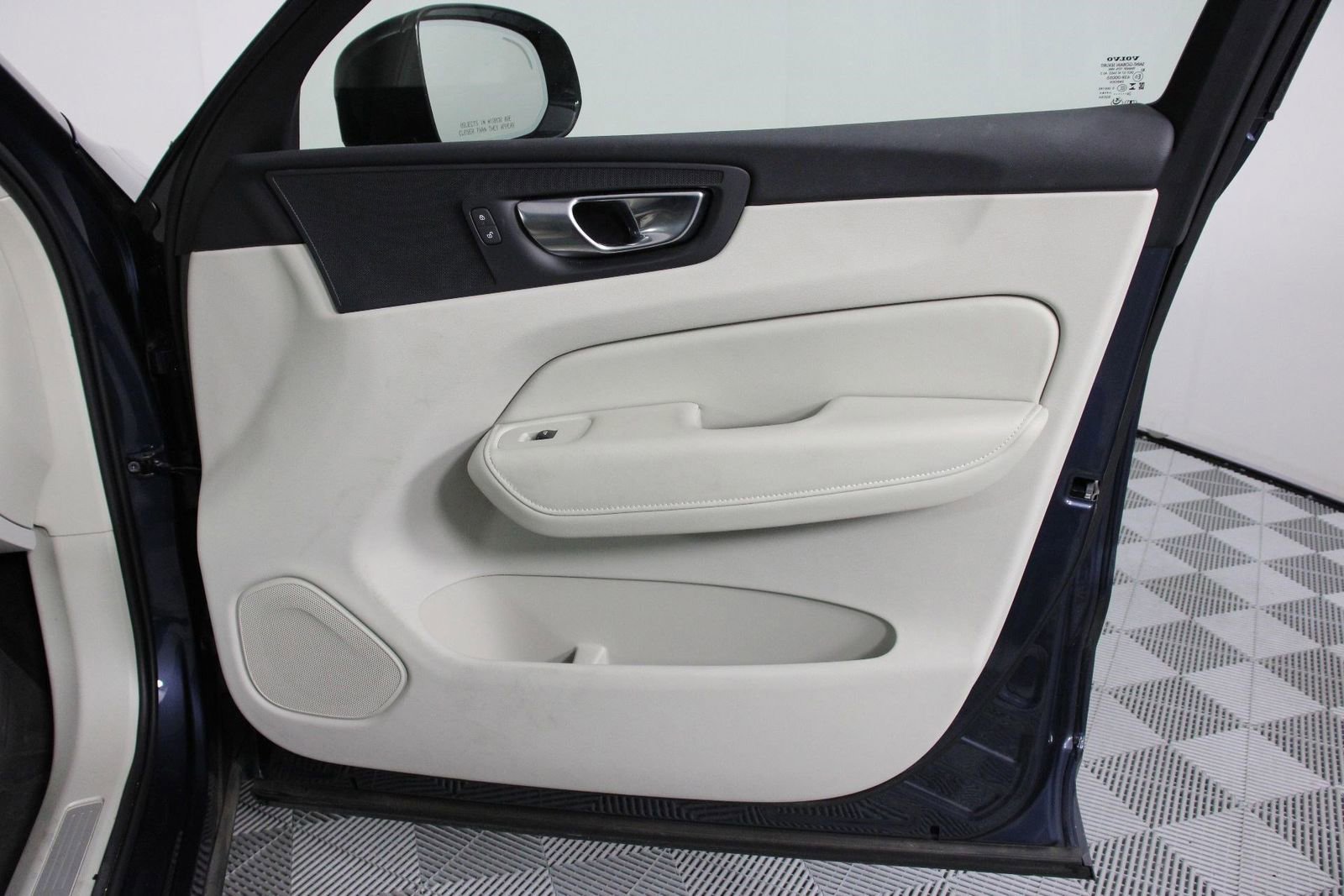 Certified 2025 Volvo XC60 T8 Plus w/ Protection Package Premier image 21