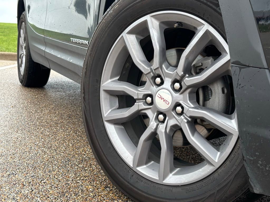 Used 2024 GMC Terrain SLT AWD/4WD image 2