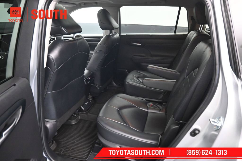 Used 2023 Toyota Highlander XLE AWD/4WD image 10