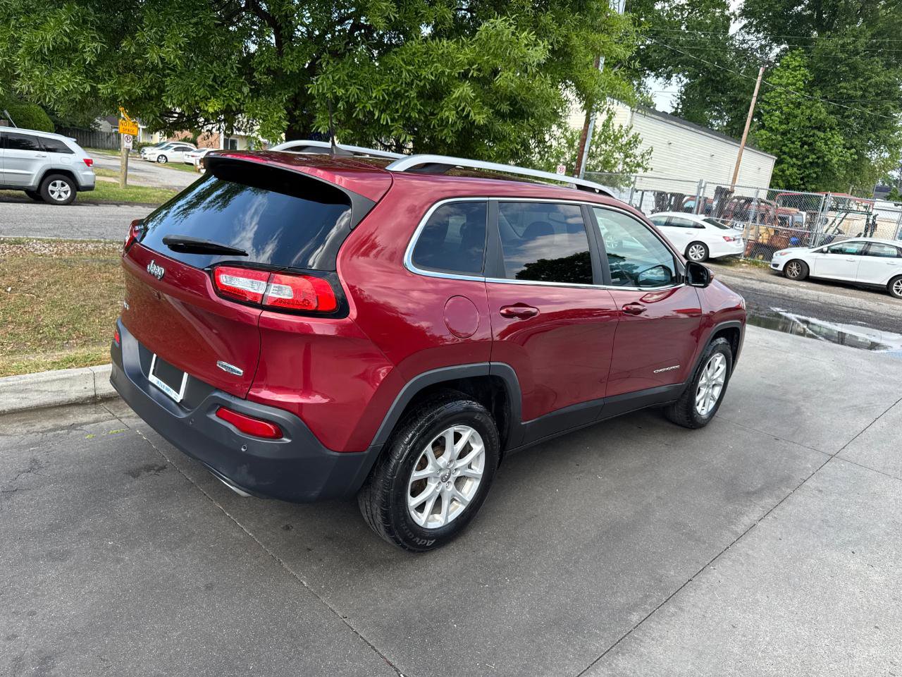 Used 2016 Jeep Cherokee Latitude w/ Safety/Convenience Group AWD/4WD image 4