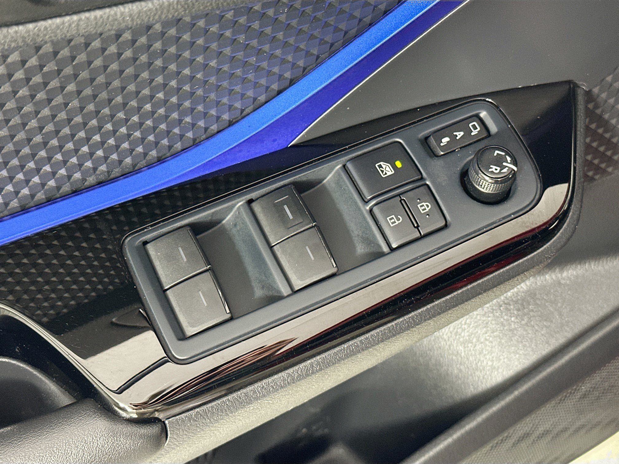 Used 2022 Toyota C-HR XLE FWD image 17