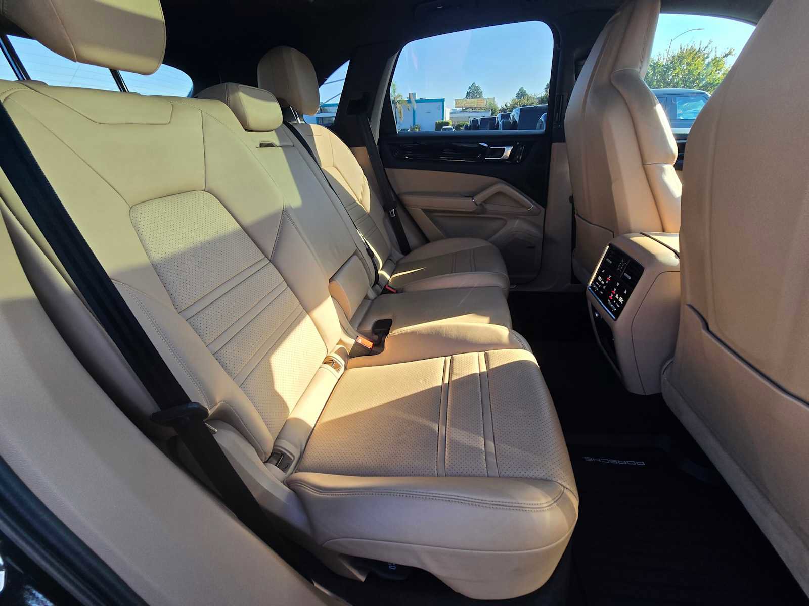 Used 2023 Porsche Cayenne Platinum Edition image 14