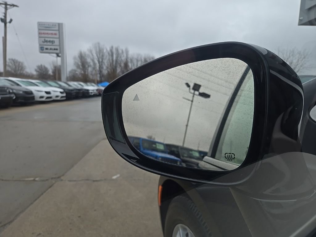 Used 2024 Chrysler Pacifica Touring-L FWD image 26