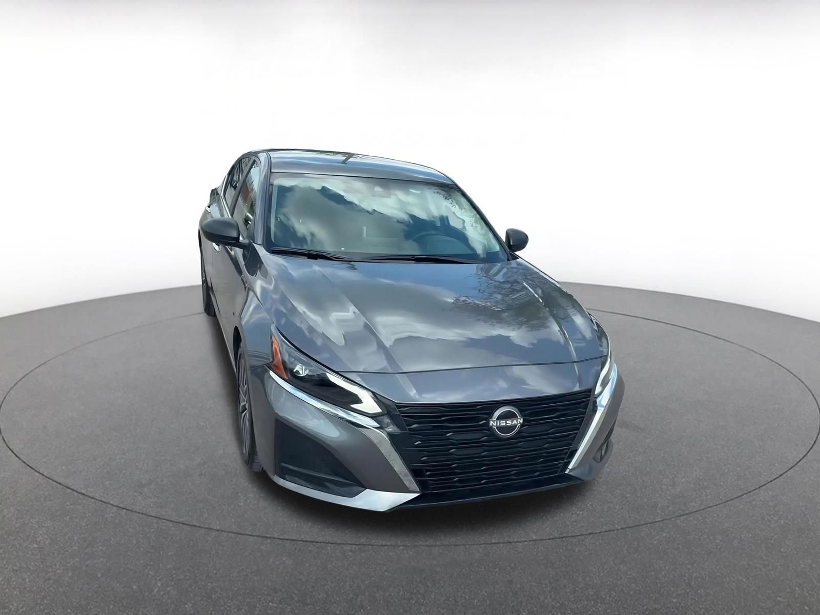 Used 2025 Nissan Altima 2.5 SV FWD image 3