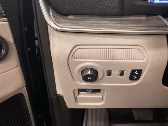 Used 2024 Jeep Wagoneer Series III w/ Premium Group I AWD/4WD image 16