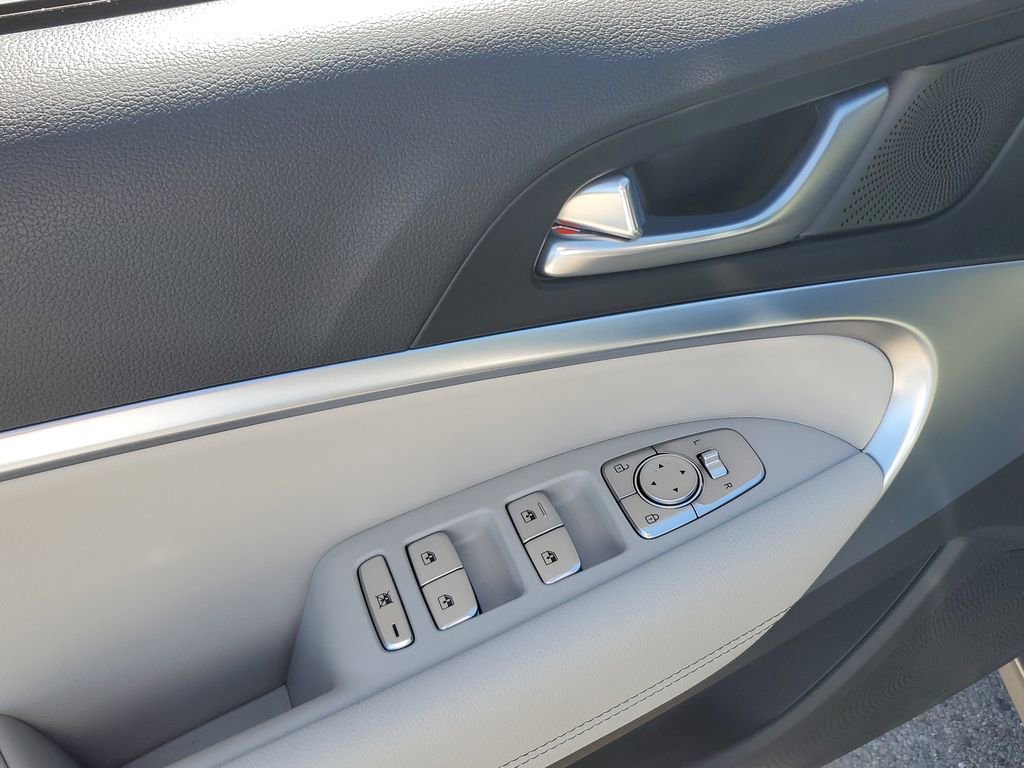 Used 2025 Genesis G70 2.5T image 24