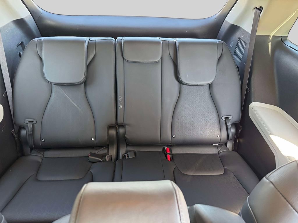 Used 2024 Kia Carnival EX FWD image 11
