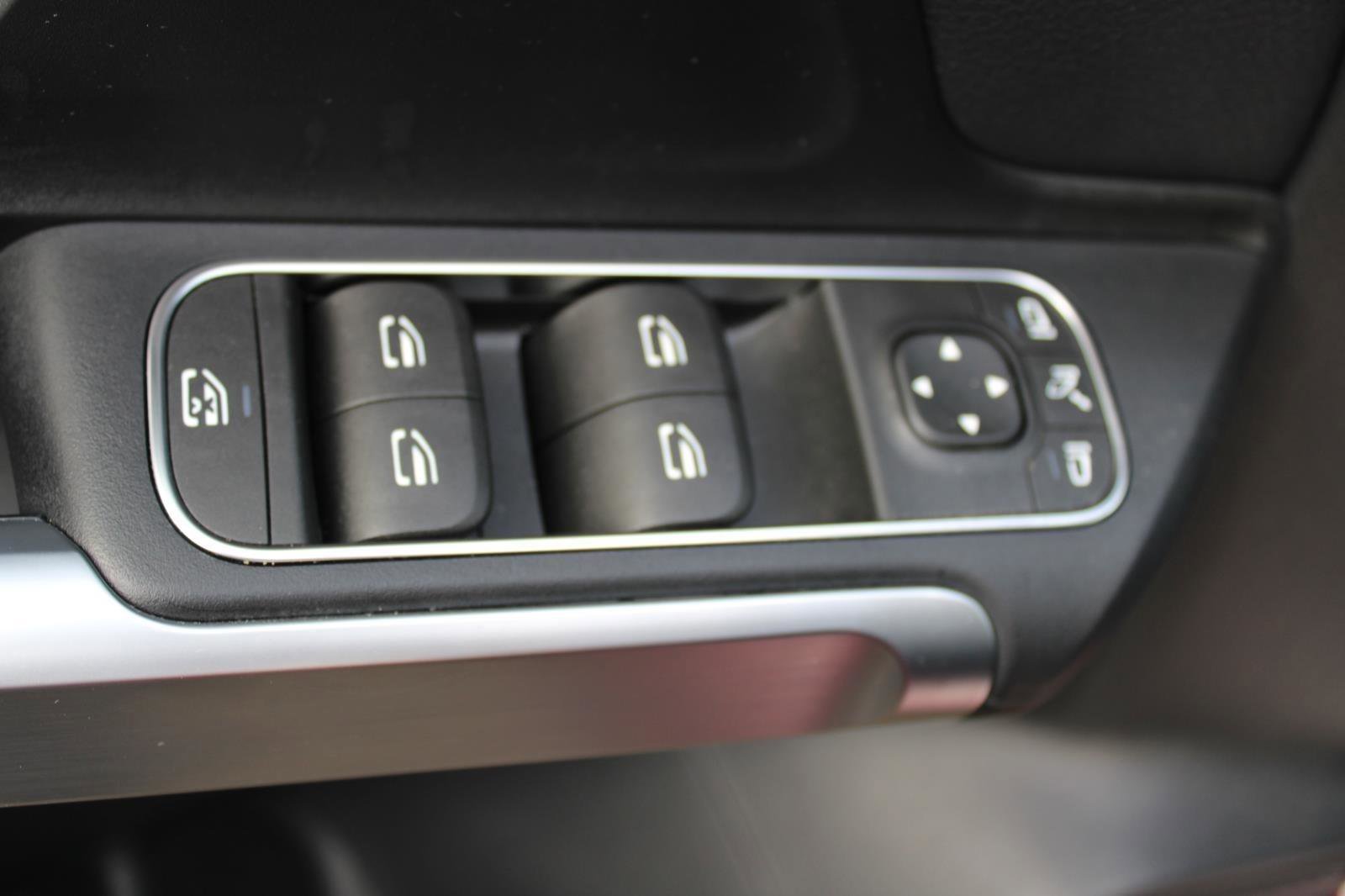 Used 2023 Mercedes-Benz EQB 300 4MATIC image 43