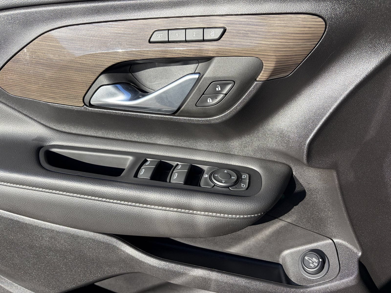 Certified 2024 GMC Terrain Denali w/ Denali Premium Package AWD/4WD image 23