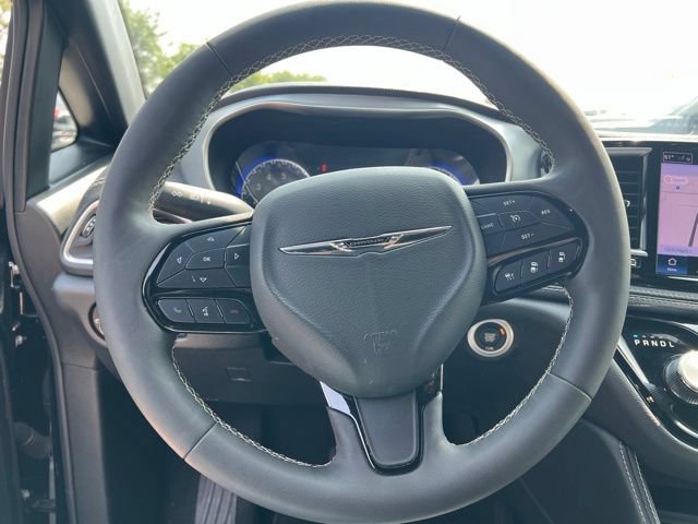 Used 2025 Chrysler Pacifica Limited FWD image 13