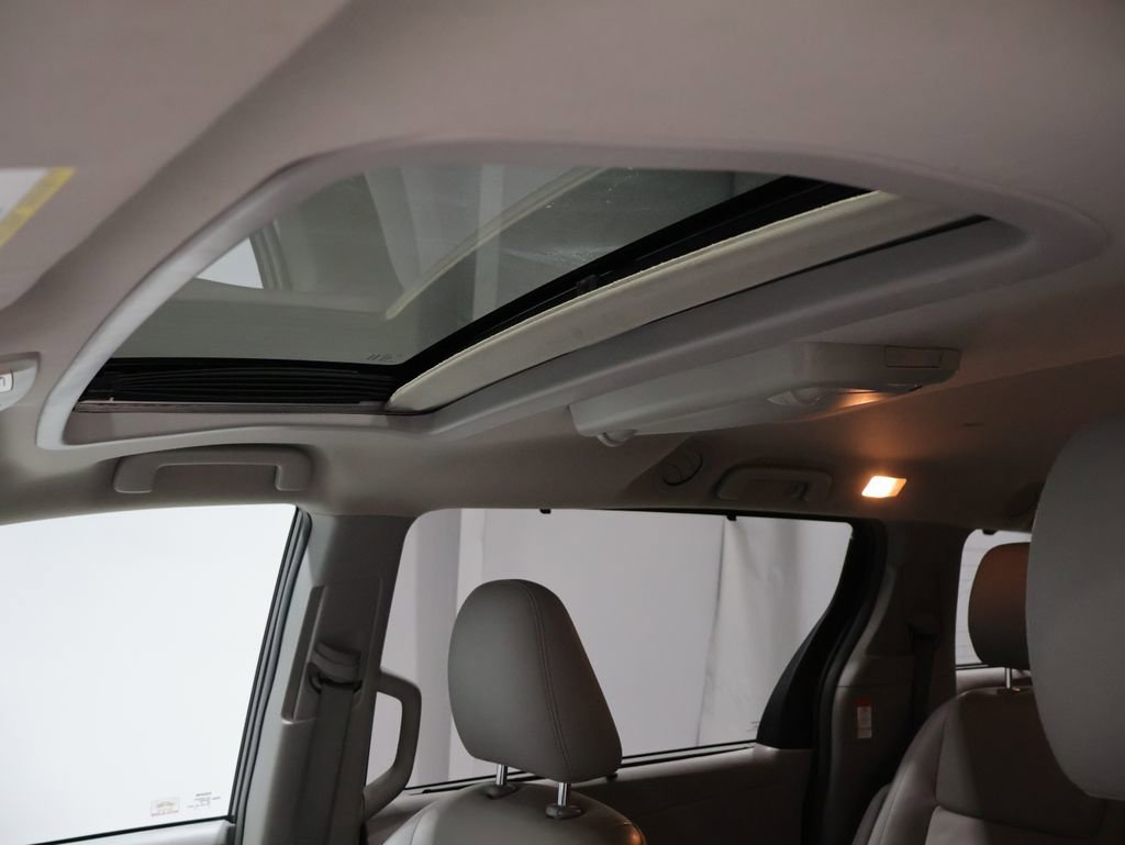 Used 2017 Toyota Sienna XLE image 9
