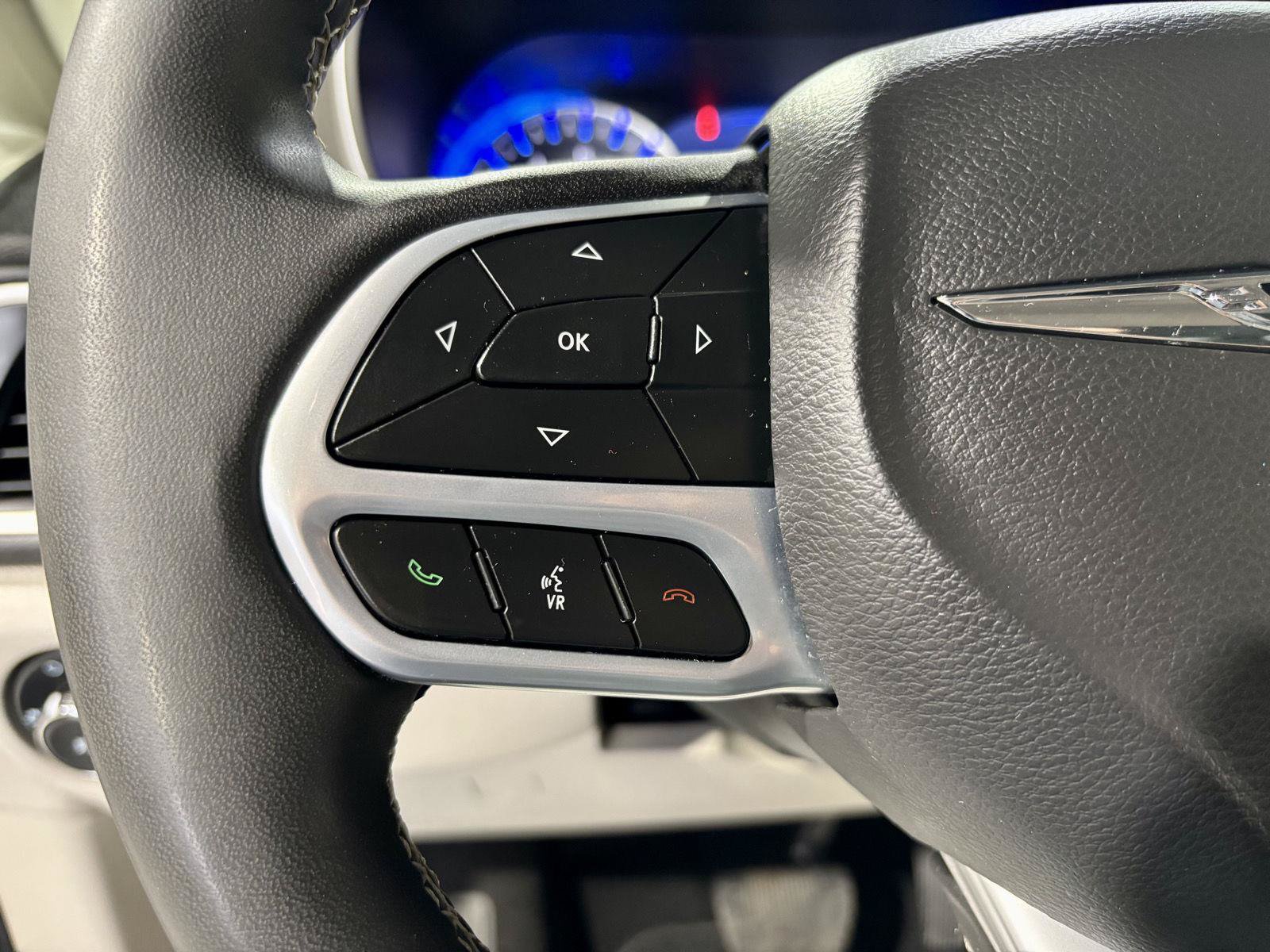 Used 2023 Chrysler Pacifica Touring-L FWD image 11