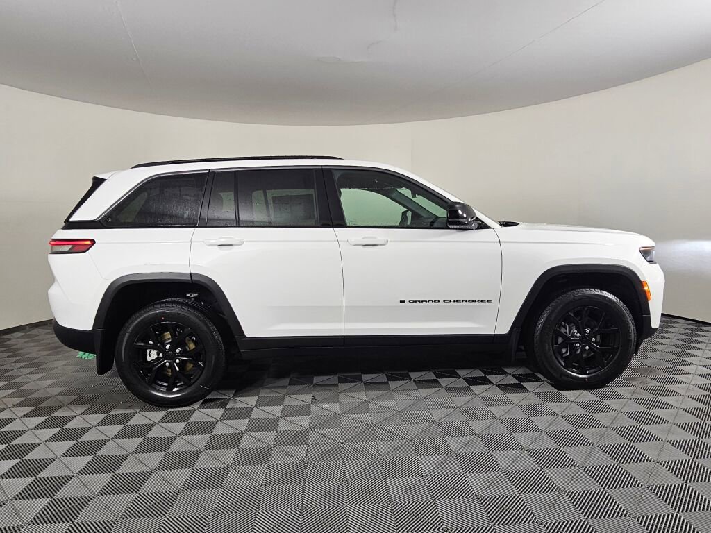New 2026 Jeep Grand Cherokee Altitude image 3