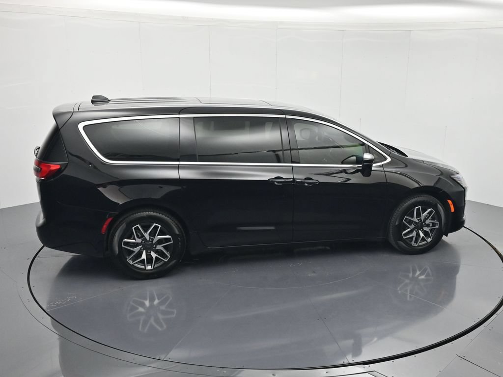 New 2027 Chrysler Pacifica Limited w/ Family Tech Group FWD image 34