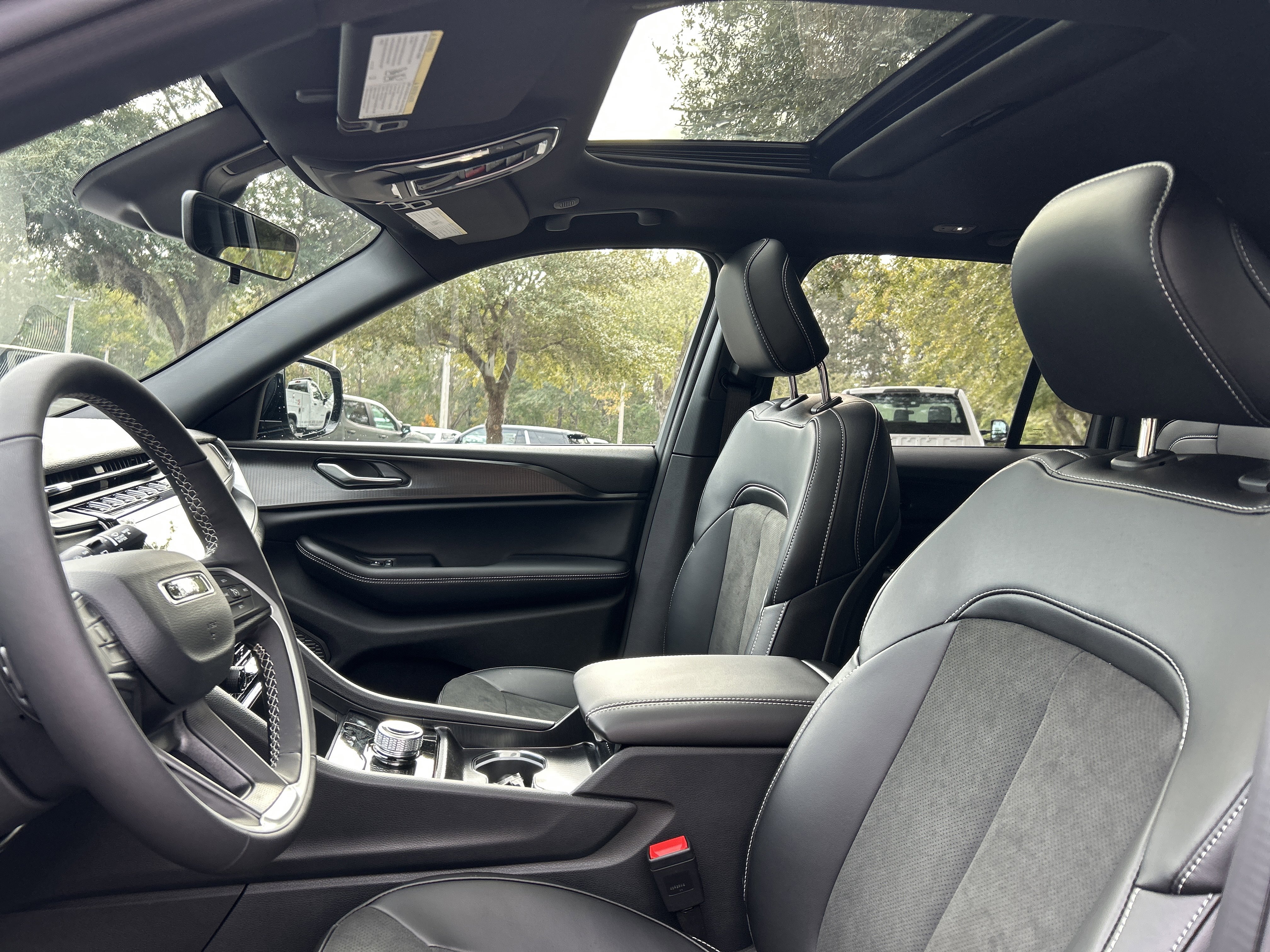 New 2025 Jeep Grand Cherokee Altitude image 14