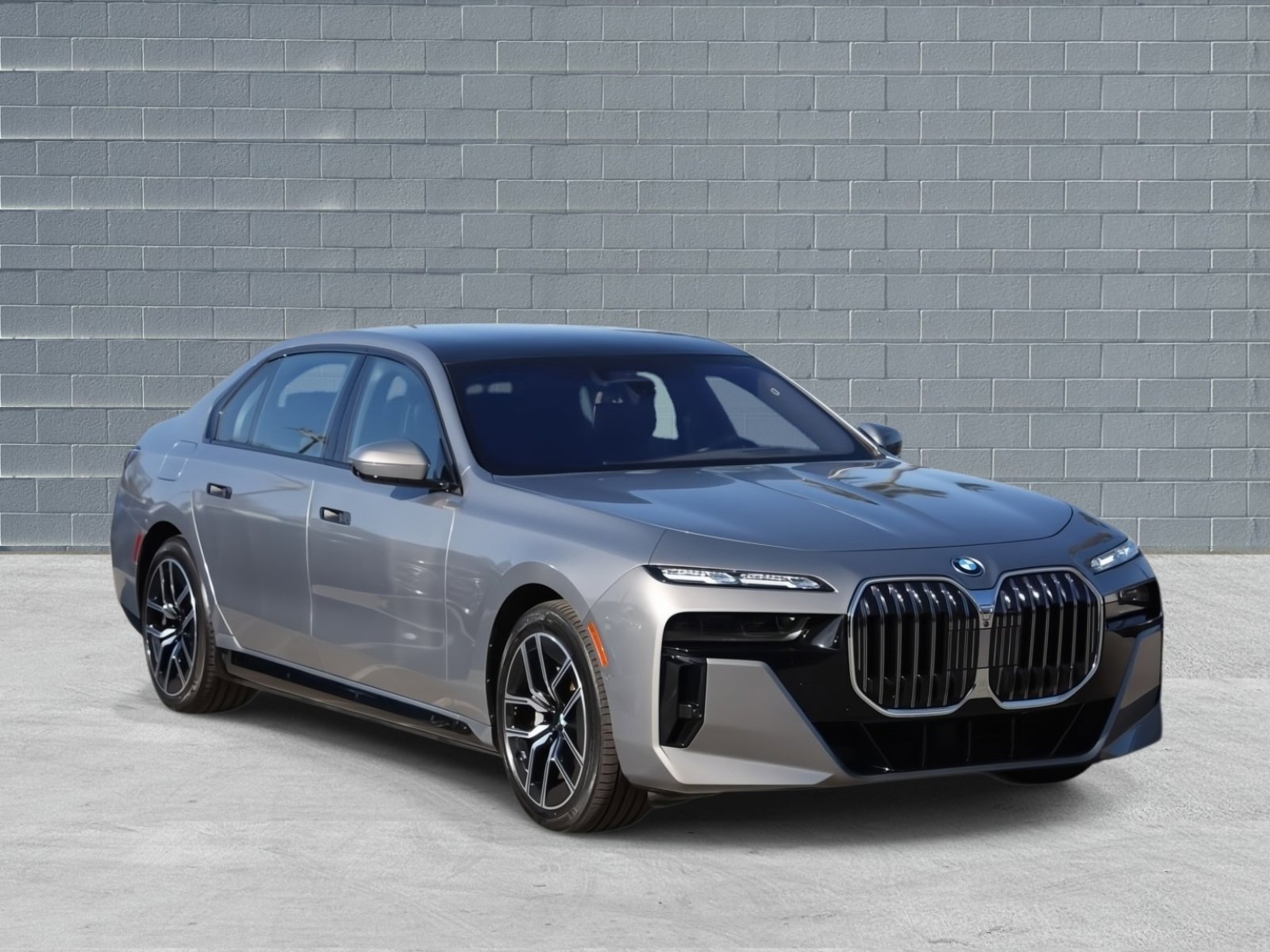 Used 2025 BMW 750e xDrive AWD/4WD image 1