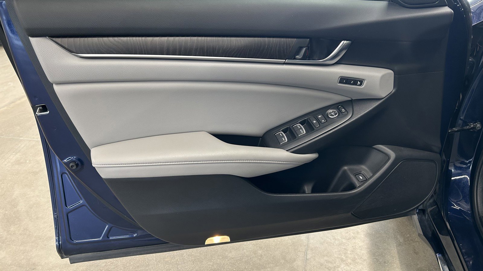 Used 2020 Honda Accord Touring image 11