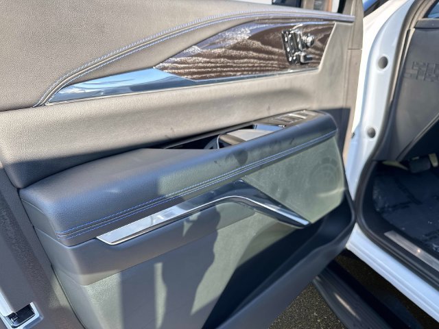 Certified 2026 Cadillac Escalade IQL Sport 1 w/ LPO, ONYX Package AWD/4WD image 16