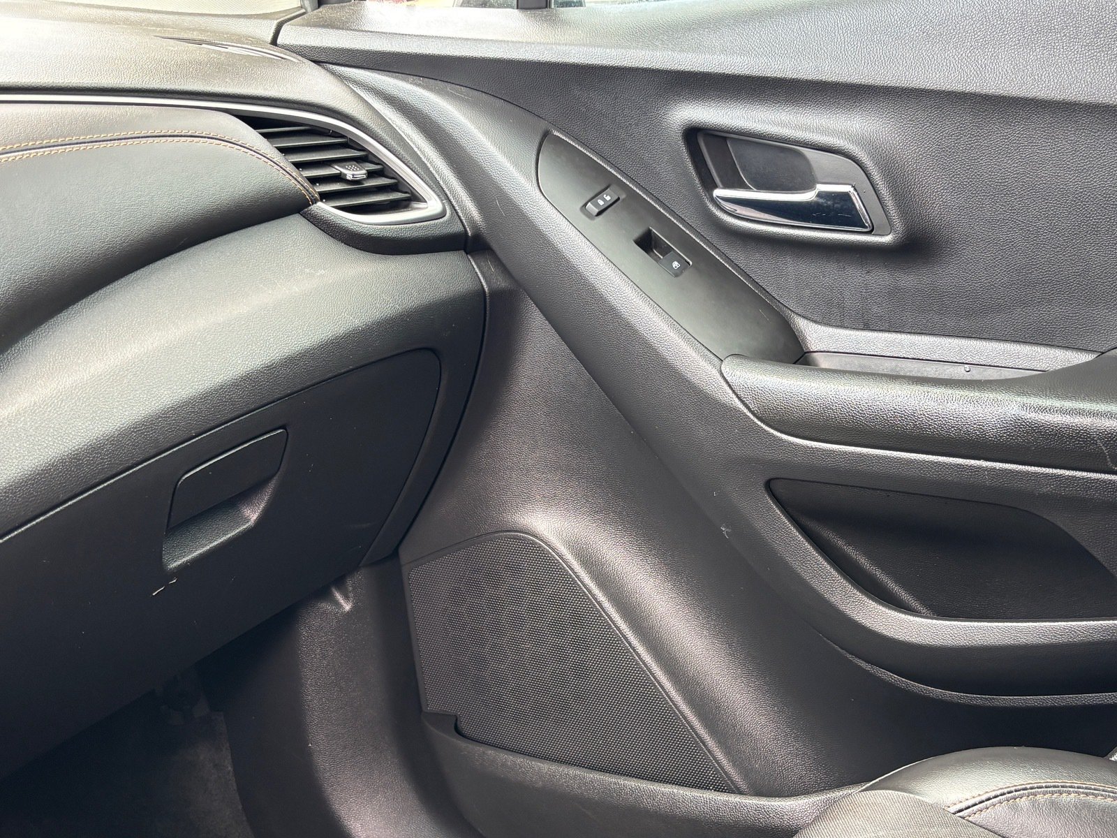 Used 2022 Chevrolet Trax LT w/ LT Convenience Package FWD image 18